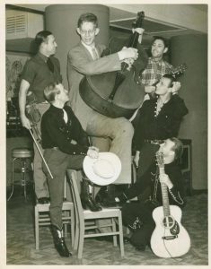 Robert Wadlow no Texas Centennial, em 1936, posando com os "Sons of the Pioneers"