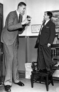 13 de setembro de 1938: O Homem mais alto do mundo Robert Wadlow, posa com o xerife de Los Angeles Eugene Biscailuz para o Los Angeles Times.