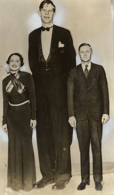 Robert Wadlow aos 15 anos de idade. A sua esquerda a senhora Peter Shoes e a sua direita está o pai dele Harold.
