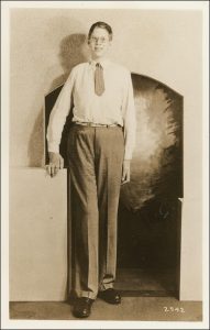 Robert Wadlow posando para foto em frente a uma porta em 1936, Illinois.